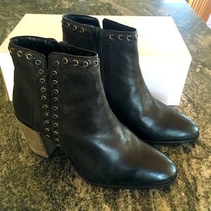 Journee Signature Jorri Wms Leather Ankle Boots